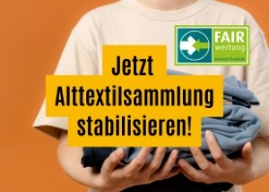 Stapel Altkleider in Händen